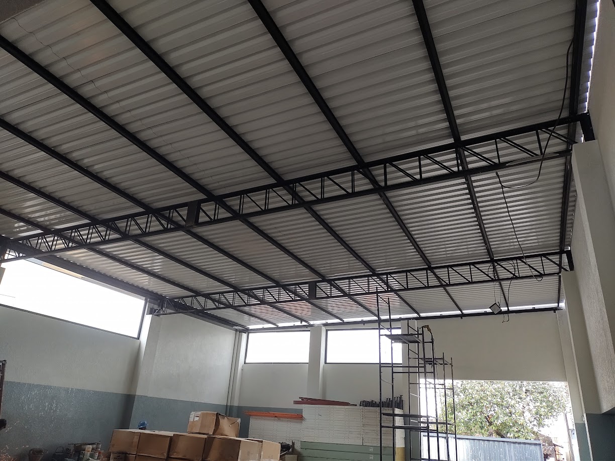 Interior de galpão industrial