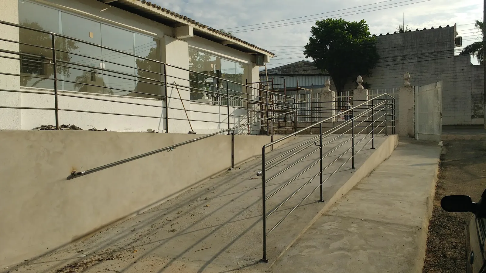 Rampa com corrimão